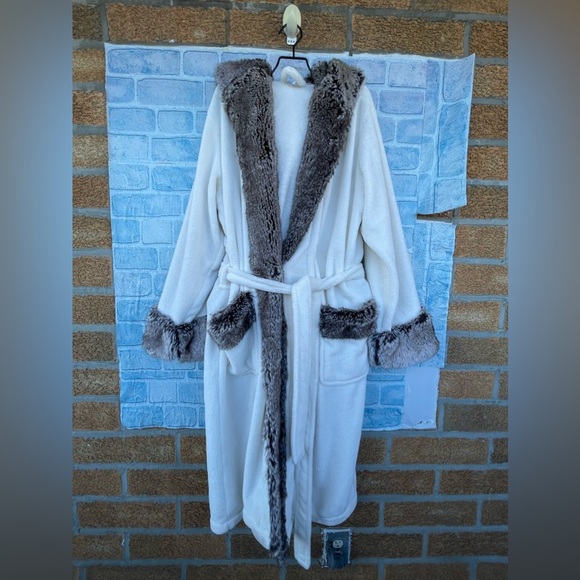 Pottery Barn White Faux Fur Trim robe size medium - Picture 2 of 12